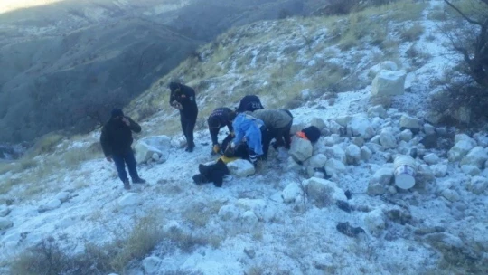 Karda kayan araç uçuruma yuvarlandı