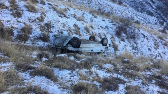 Karda kayan araç uçuruma yuvarlandı