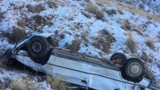 Karda kayan araç uçuruma yuvarlandı