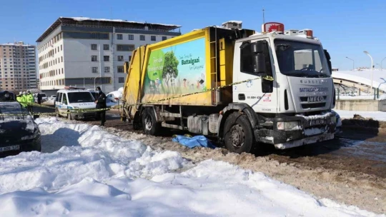 Karda kayarak kamyonun altına giren kadın feci şekilde öldü
