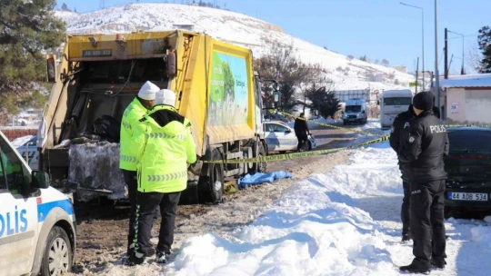 Karda kayarak kamyonun altına giren kadın feci şekilde öldü