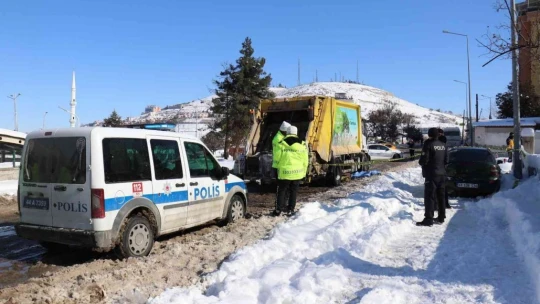 Karda kayarak kamyonun altına giren kadın feci şekilde öldü