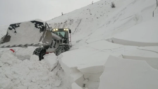 Karda yolda kalan öğretmenlerin imdadına büyükşehir yetişiyor