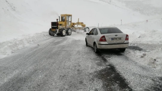 Karda yolda kalan öğretmenlerin imdadına büyükşehir yetişiyor