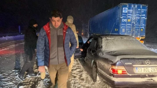 Karda yolda kalanlara kumanya ikramı