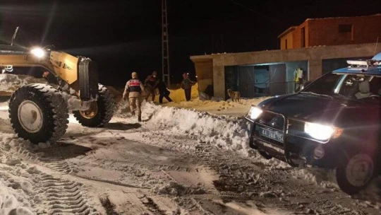 Karda yolda kalanları belediye ekipleri kurtarıyor