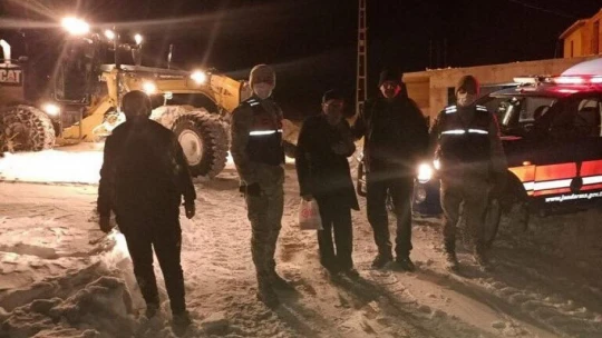 Karda yolda kalanları belediye ekipleri kurtarıyor
