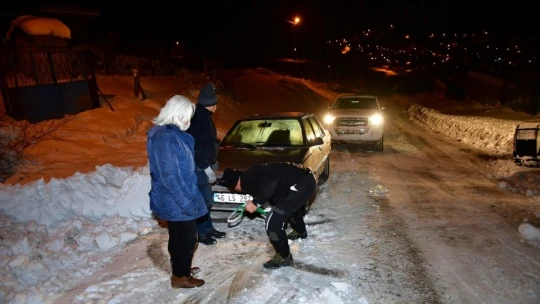 Karda yolda kalanları belediye ekipleri kurtarıyor