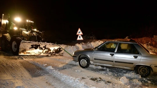 Karda yolda kalanları belediye ekipleri kurtarıyor