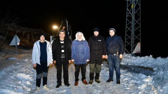 Karda yolda kalanları belediye ekipleri kurtarıyor