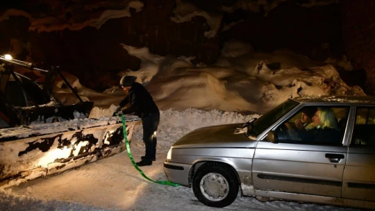 Karda yolda kalanları belediye ekipleri kurtarıyor