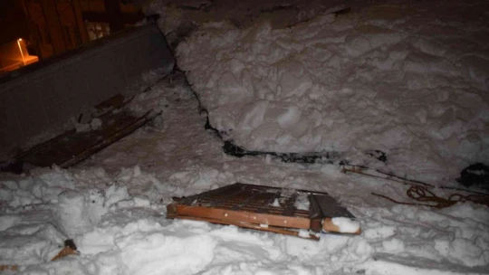 Kardan çöken ahşap çatı parçalara ayrıldı