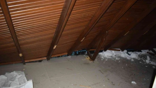 Kardan çöken ahşap çatı parçalara ayrıldı