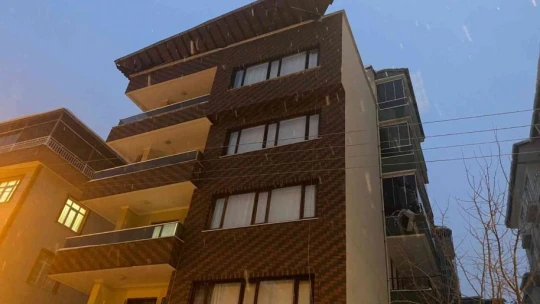 Kardan çöken ahşap çatı parçalara ayrıldı
