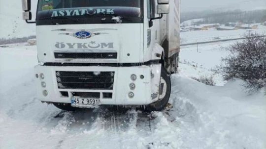 Kardan kayan nakliyat aracı yolu kapattı