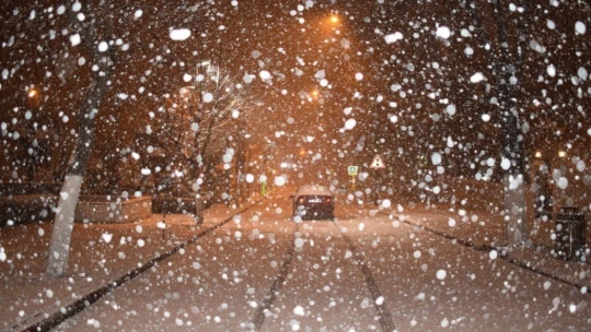 Karı görünce tabureyi alıp yola fırladı