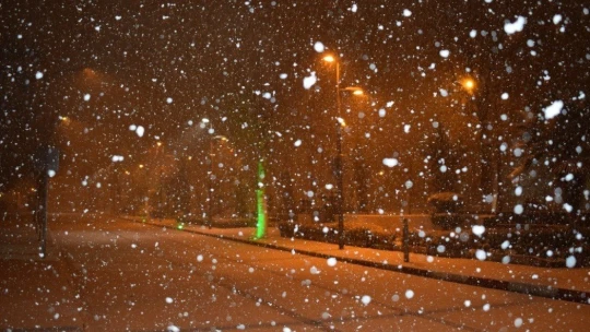 Karı görünce tabureyi alıp yola fırladı