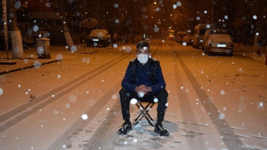 Karı görünce tabureyi alıp yola fırladı