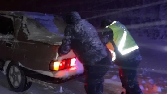 Karlı yollarda kalanların imdadına Jandarma ekipleri yetişiyor