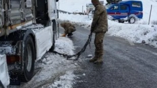 Karlı yollarda kalanların imdadına Jandarma ekipleri yetişiyor