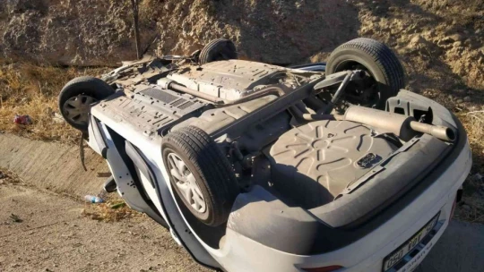 Karşı şeride geçen araç otomobille çarpıştı: 3 yaralı