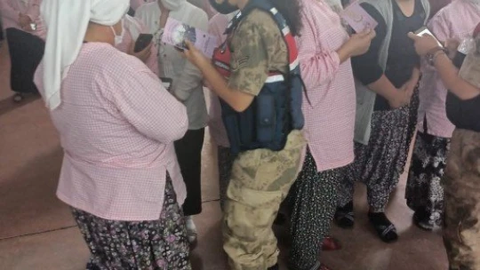 Kayısı işçisi kadınlara KADES anlatıldı