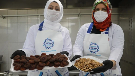 Kayısı tatlısı lezzetiyle damak çatlatıyor