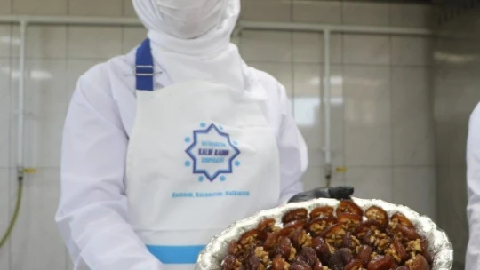 Kayısı tatlısı lezzetiyle damak çatlatıyor