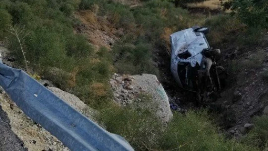 Kaza yapan sürücü için ambulans helikopter karayoluna indi