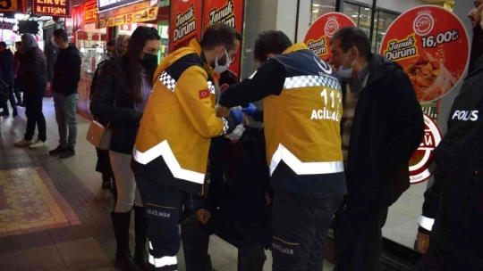 Kazada burnu kırılan motosikletli yolda bağdaş kurup ambulans bekledi