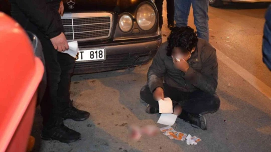 Kazada burnu kırılan motosikletli yolda bağdaş kurup ambulans bekledi