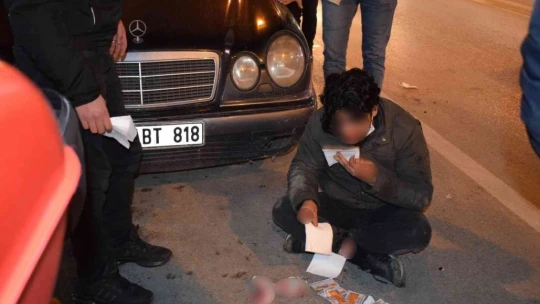 Kazada burnu kırılan motosikletli yolda bağdaş kurup ambulans bekledi