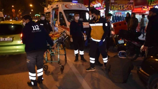 Kazada burnu kırılan motosikletli yolda bağdaş kurup ambulans bekledi
