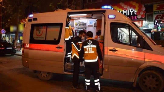 Kazada burnu kırılan motosikletli yolda bağdaş kurup ambulans bekledi