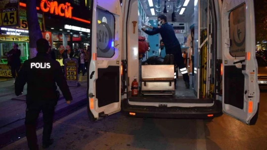 Kazada burnu kırılan motosikletli yolda bağdaş kurup ambulans bekledi