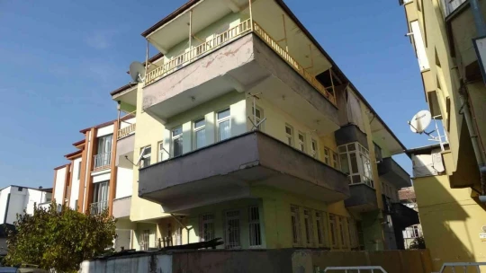 Kedileri kovalarken balkondan düştü