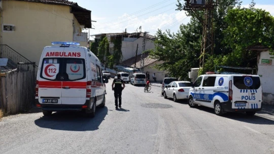 Silahlı şahıs kendini eve kilitledi