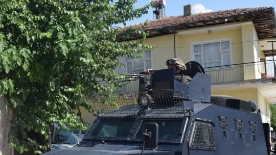 Silahlı şahıs kendini eve kilitledi