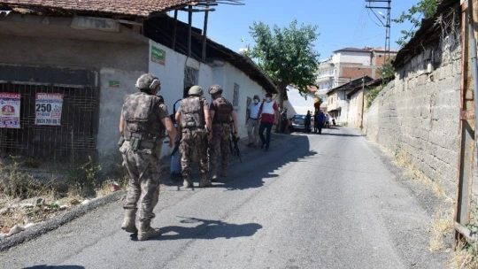 Silahlı şahıs kendini eve kilitledi