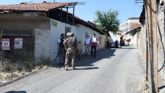 Silahlı şahıs kendini eve kilitledi
