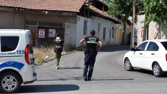 Silahlı şahıs kendini eve kilitledi
