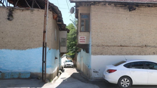 Kendisinden geriye astığı tabelalar kaldı