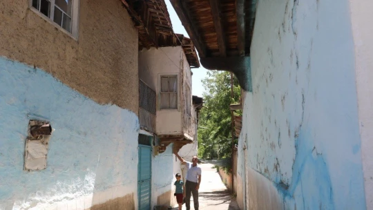 Kendisinden geriye astığı tabelalar kaldı