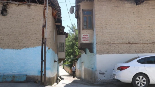 Kendisinden geriye astığı tabelalar kaldı