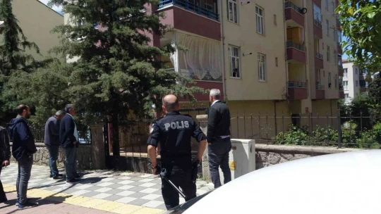 Kezzapla kendine zarar vermek isteyen şahsı polis etkisiz hale getirdi