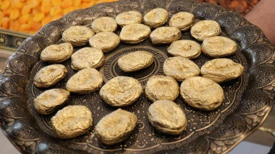 Kilosu 10 bin TL olan altın kaplamalı kayısı üretti