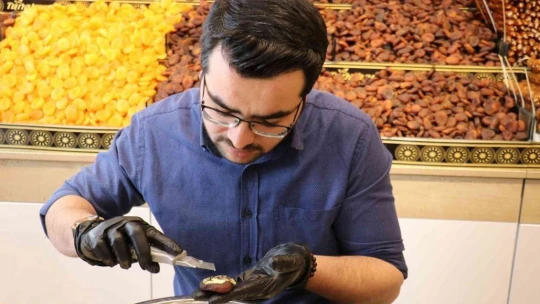 Kilosu 10 bin TL olan altın kaplamalı kayısı üretti