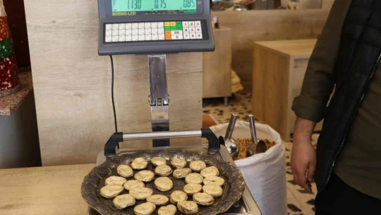 Kilosu 10 bin TL olan altın kaplamalı kayısı üretti