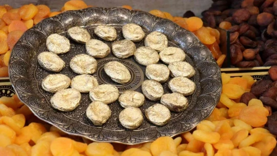 Kilosu 10 bin TL olan altın kaplamalı kayısı üretti