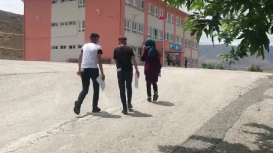Kimliğini kaybeden öğrencilerin yardımına jandarma yetişti